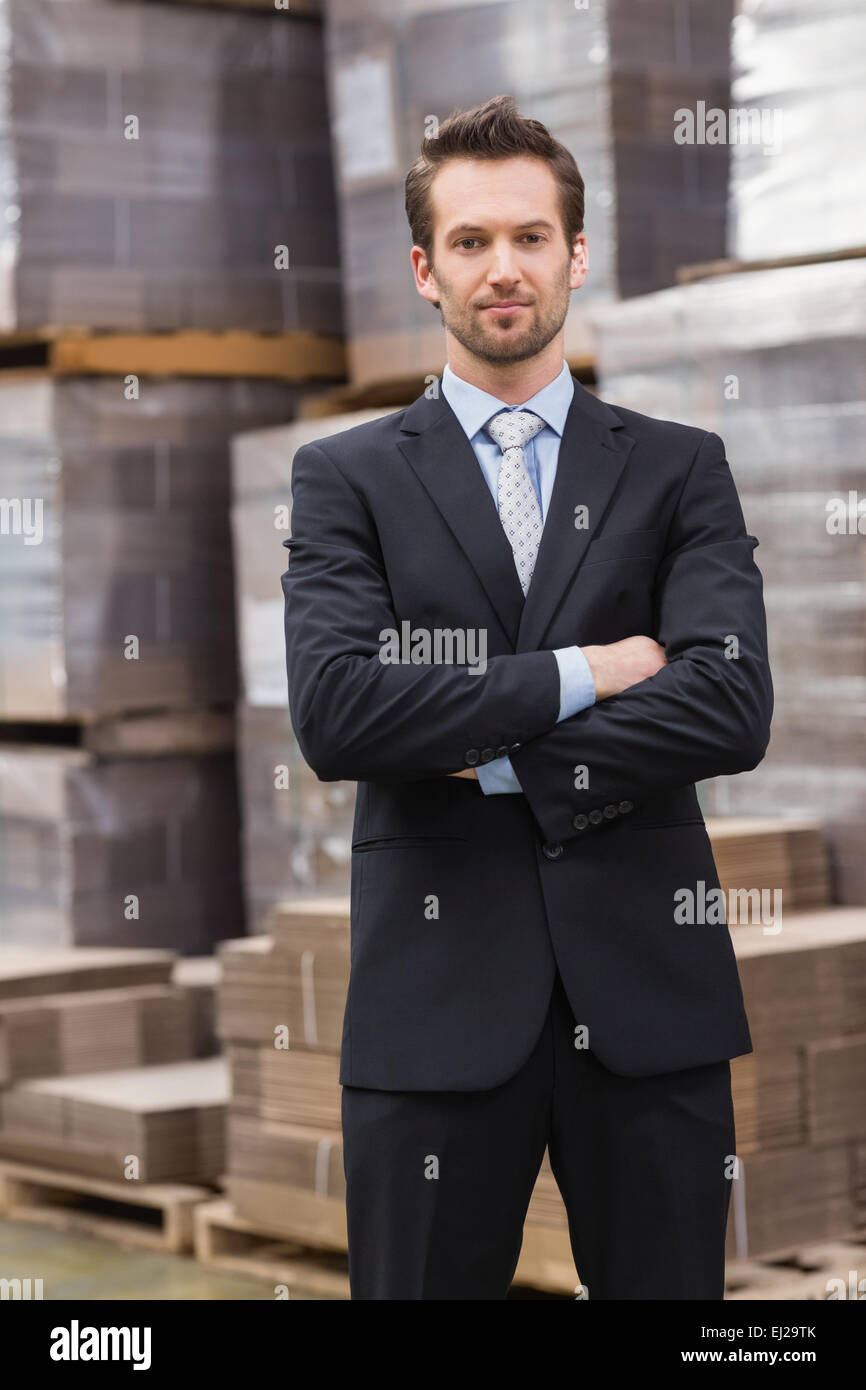 Schwere männliche Manager mit verschränkten Armen Stockfoto