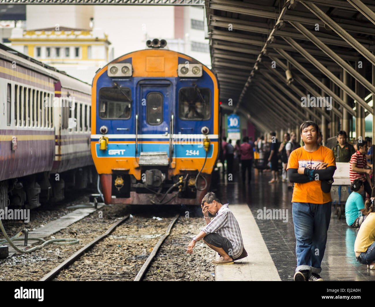 Bangkok, Bangkok, Thailand. 19. März 2015. Ein Mann raucht eine Zigarette, während er auf einen Zug wartet nach Hua Lamphong Train Station in Bangkok verlassen. Die staatliche Eisenbahn von Thailand (SRT), gegründet 1890, betreibt 4.043 Kilometer Meter Messgerät, das meisten Teilen von Thailand erreicht. Viel von der Strecke und viele der Züge sind in schlechtem Zustand und Züge fahren häufig spät. Unfälle und Pannen sind ebenfalls üblich. Aufeinanderfolgende Regierungen, einschließlich der aktuellen militärischen Regierung haben versprochen, Bahnverkehr zu aktualisieren. Die Militärregierung hat Verträge mit China zu SSDs unterzeichnet. Stockfoto