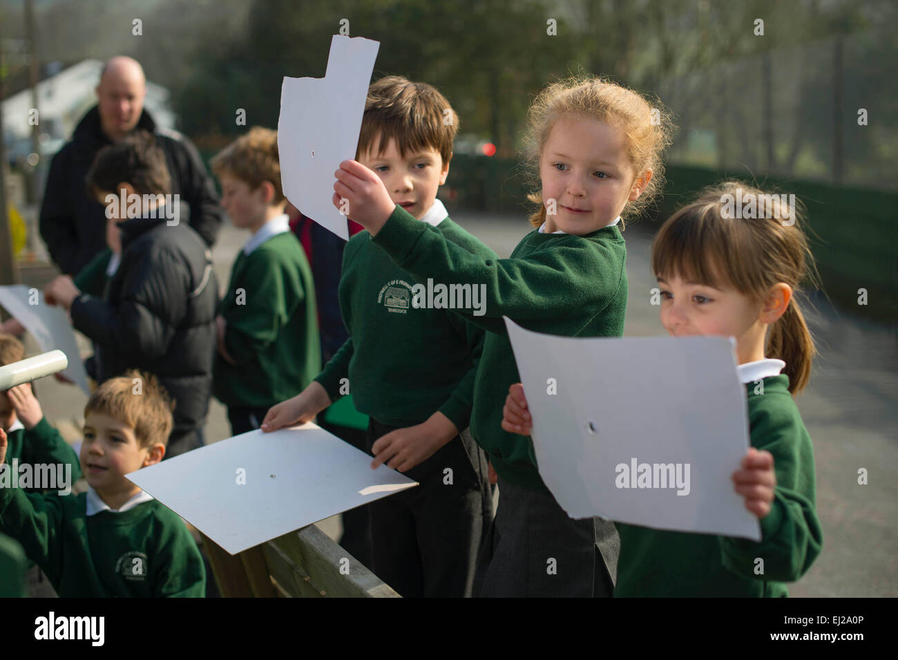 Tawstock, Nord-Devon, UK. 20. März 2015. Schüler von Holywell Primary School in Tawstock, North Devon, die Sonnenfinsternis beobachten. Bildnachweis: Jim Wileman/Alamy Live-Nachrichten Stockfoto