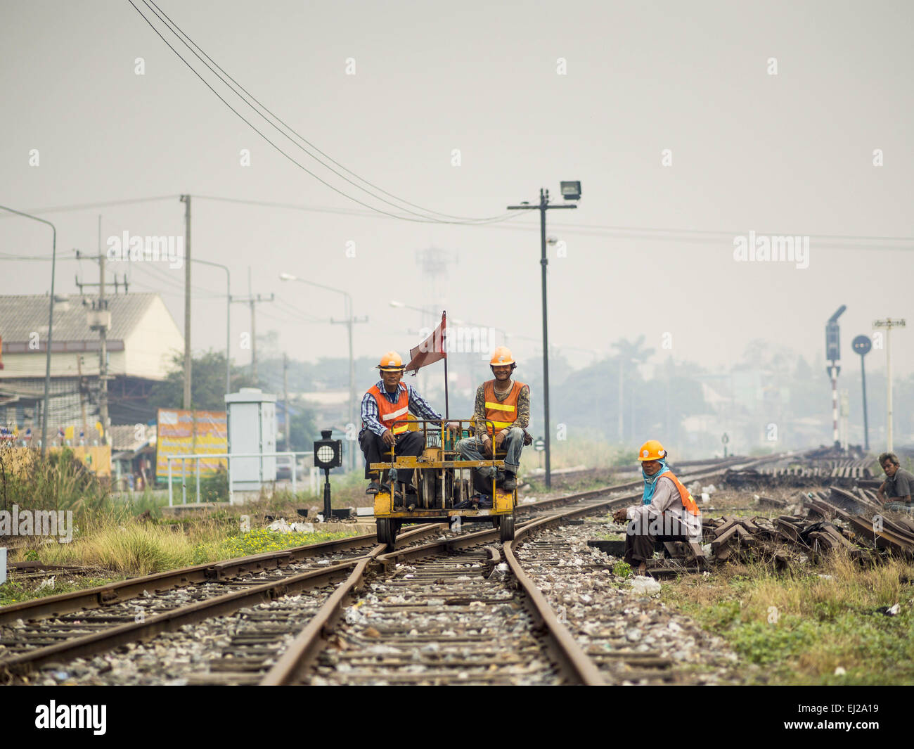 Ayutthaya, Ayutthaya, Thailand. 19. März 2015. Wartungspersonal kommen in Ayutthaya Bahnhof nördlich von Bangkok. Die Bahnlinie von Bangkok nach Ayutthaya war die erste Eisenbahn in Thailand gebaut und wurde im Jahre 1892 eröffnet. Die staatliche Eisenbahn von Thailand (SRT), gegründet 1890, betreibt 4.043 Kilometer Meter Messgerät, das meisten Teilen von Thailand erreicht. Viel von der Strecke und viele der Züge sind in schlechtem Zustand und Züge fahren häufig spät. Unfälle und Pannen sind ebenfalls üblich. Aufeinanderfolgende Regierungen, einschließlich der aktuellen militärischen Regierung haben SSDs versprochen Stockfoto