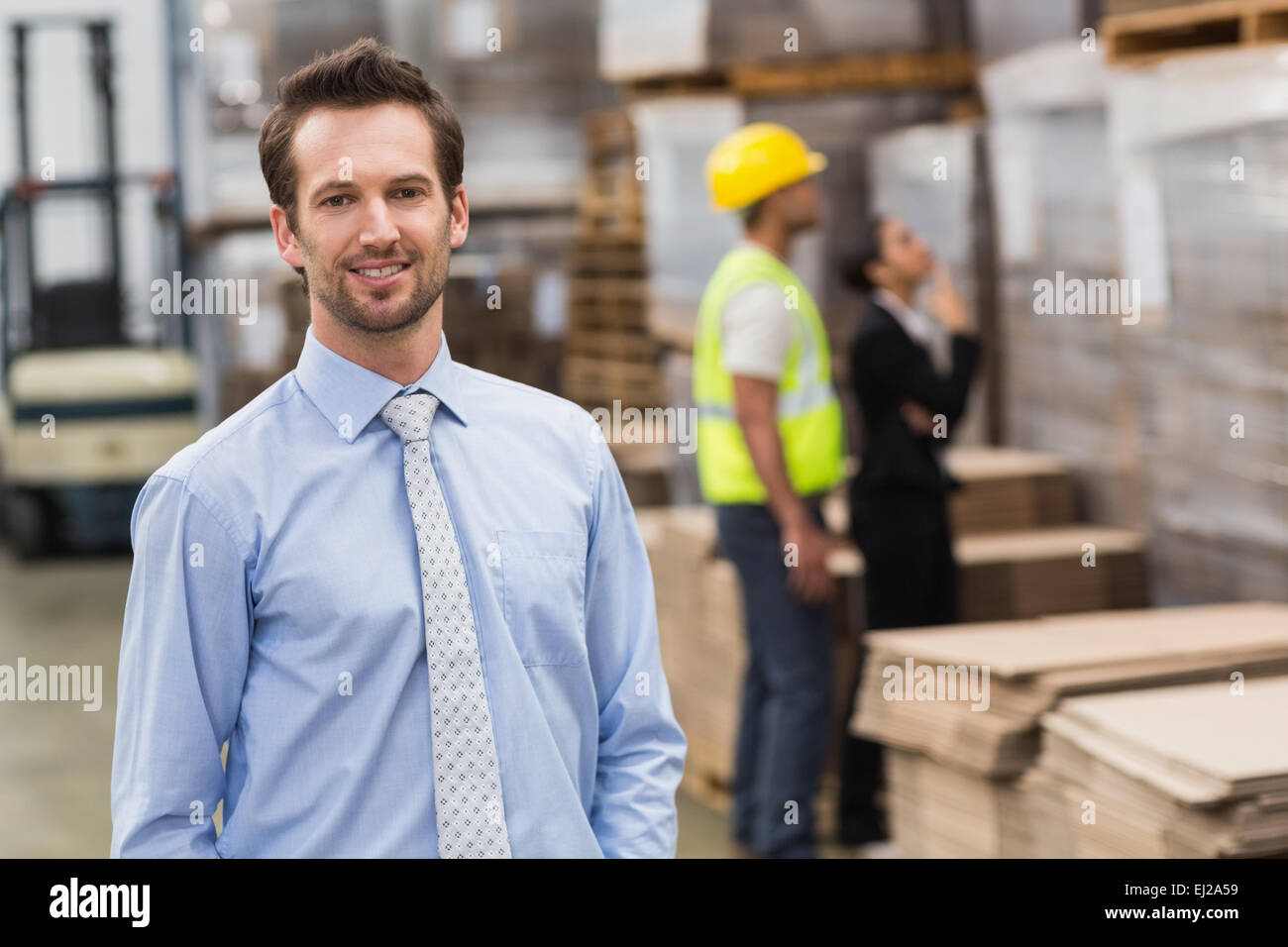 Lächelnde männliche Manager im Lager Stockfoto