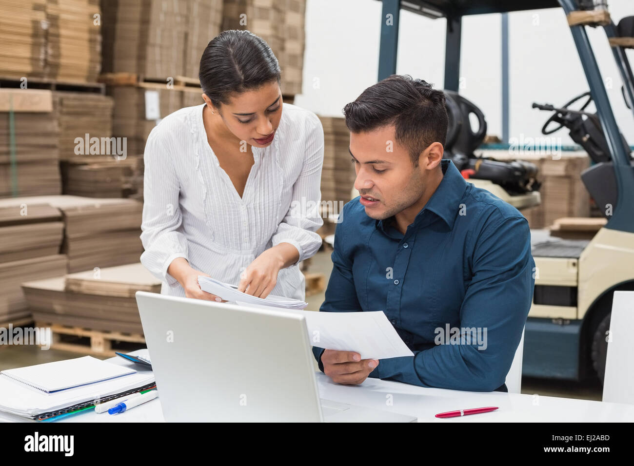 Lagerleiter, arbeiten am Schreibtisch mit laptop Stockfoto