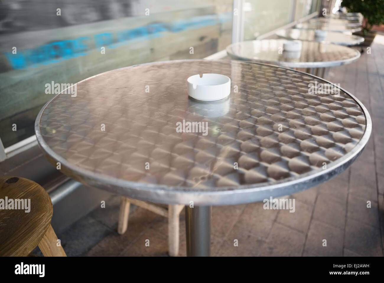 Bar-Hocker und Tisch mit Aschenbecher Stockfoto