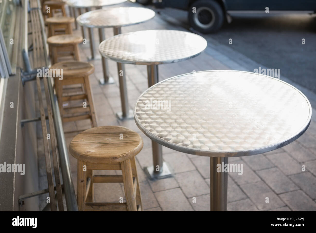 Stilvolle Barhocker mit Tisch Stockfoto