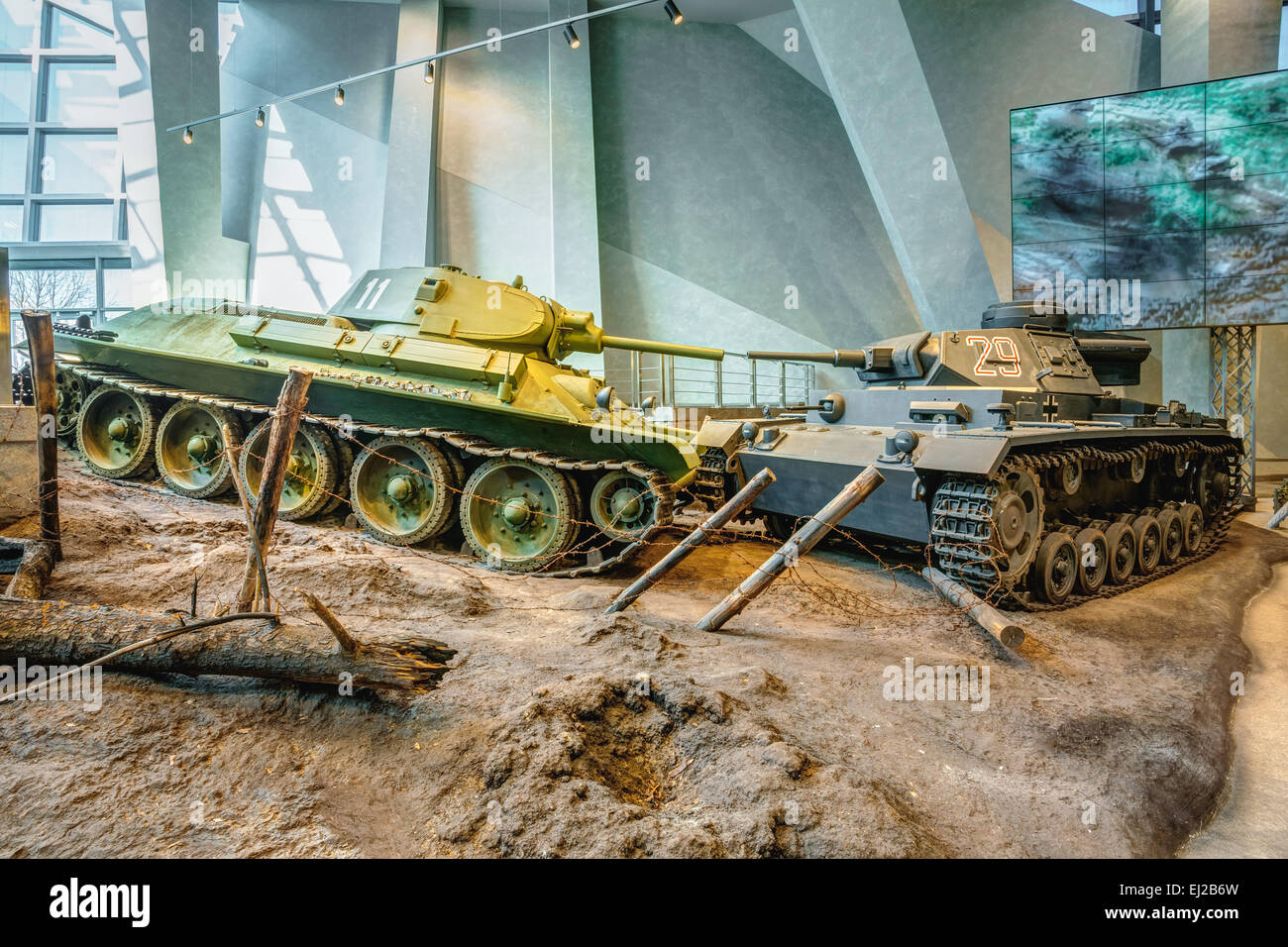 Ausstellung von Waffen und Ausrüstung In der belarussischen Museum des großen Vaterländischen Krieges. Minsk, Weißrussland. Panzer t-34 und Panzer III Stockfoto