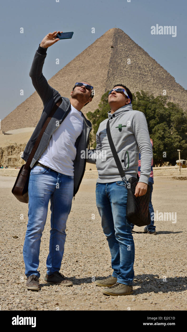 Kairo, Ägypten. 20. März 2015. Ägypter nehmen Selfie während der Blick auf eine partielle Sonnenfinsternis um die Pyramiden von Gizeh, am Stadtrand von Kairo, 20. März 2015 anzeigen. Eine partielle Sonnenfinsternis war sichtbar am Freitag, dem ersten Tag des nördlichen Frühlings, in Teilen von Afrika, Europa und Asien. Die totale Sonnenfinsternis die Sonne war nur sichtbar in den Faröer-Inseln und der norwegischen Archipel Spitzbergen im arktischen Ozean Kredit: Amr Sayed/APA Bilder/ZUMA Draht/Alamy Live News Stockfoto