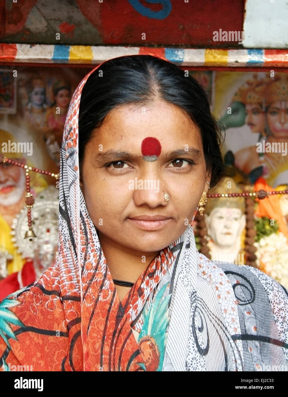 Porträt einer indischen Frau gehen herum mit Wagen dekoriert mit Hindu-Götter Hilfesuchenden in Hyderabad, Indien am März 14,2012. Stockfoto