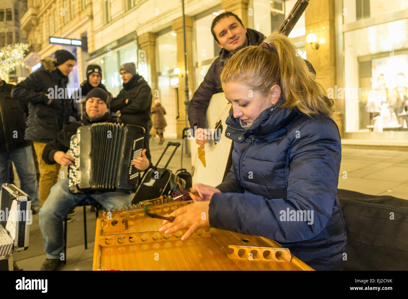 Russischen Straßenmusikanten spielen traditionellen russische Musik an der Kärntner Straße. Wien, Österreich Stockfoto