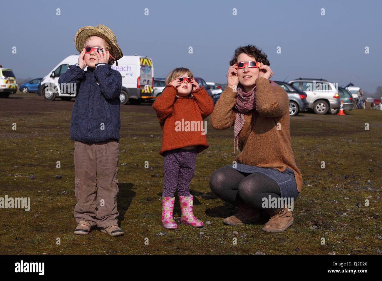 Madley, Herefordshire UK. 20. März 2015.  Eine junge Familie aus Amateur Sterngucker sehen die Sonnenfinsternis durch ihre solar Anzeige Gläser unter strahlend blauem Himmel in ländlichen Herefordshire. Stockfoto