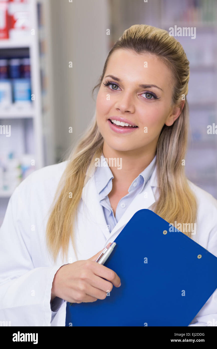 Pharmazie-Praktikant lächelnd in die Kamera Stockfoto