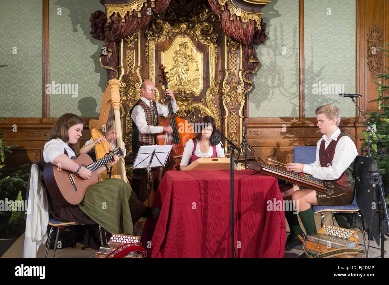Musiker in Trachten spielen in einem Café am Adventmarkt im Palais Niederösterreich-Wien, Österreich Stockfoto