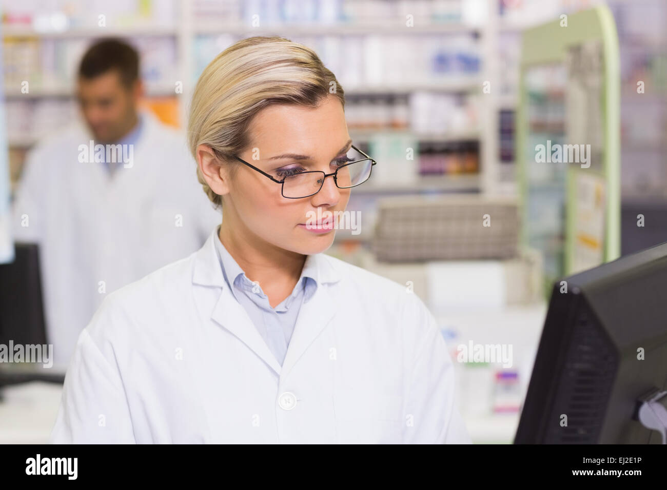 Konzentrat-Apotheker Blick auf computer Stockfoto