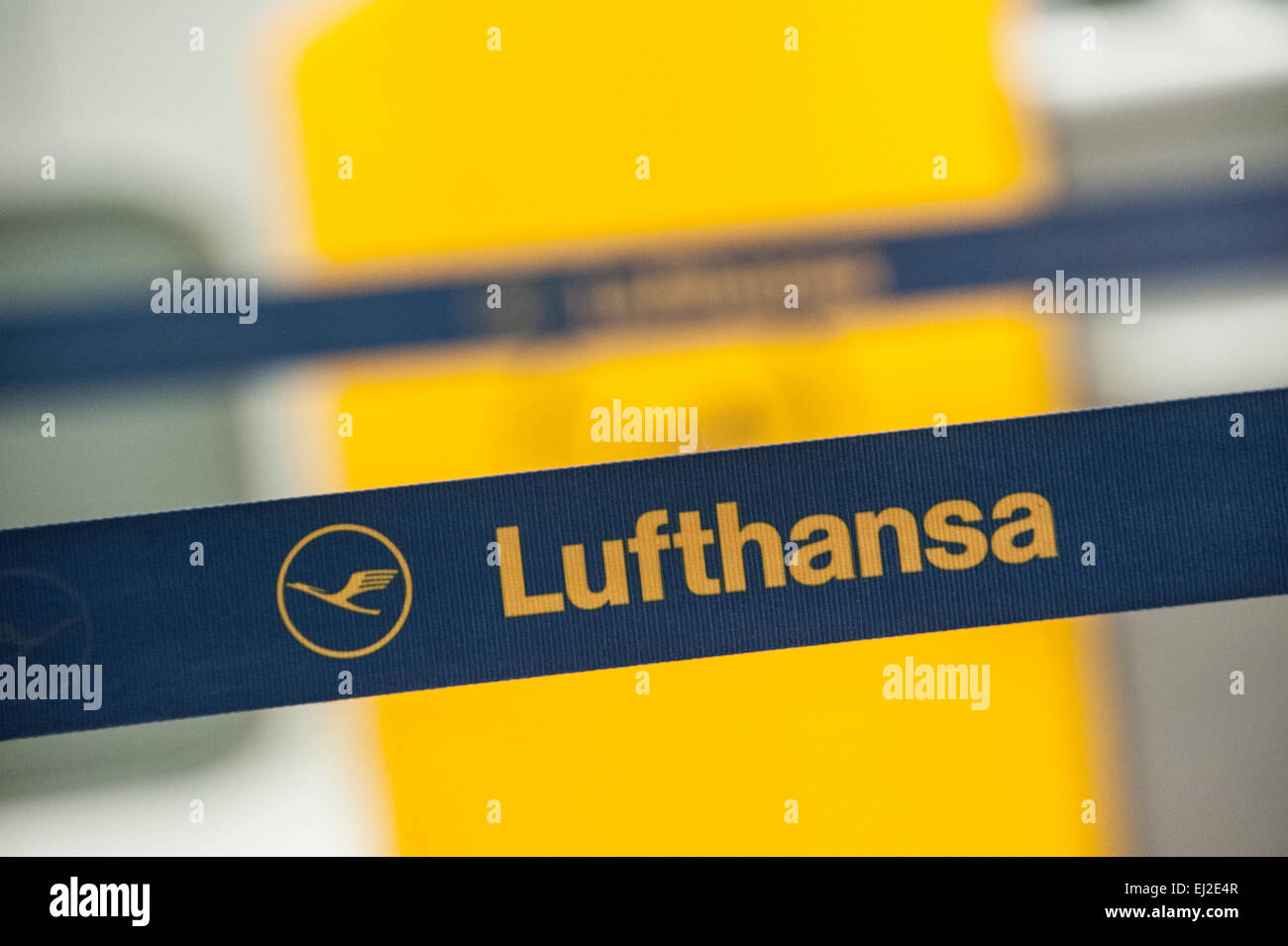 Berlin, Deutschland. 20. März 2015. Das Logo der Fluggesellschaft Lufthansa ist auf dem Display an einem verlassenen Check-in Schalter der Lufthansa am Flughafen Tegel in Berlin, Deutschland, 20. März 2015. Lufthansa-Piloten wurden mehrere Tage lang gestreikt. Foto: Paul Zinken/Dpa/Alamy Live News Stockfoto