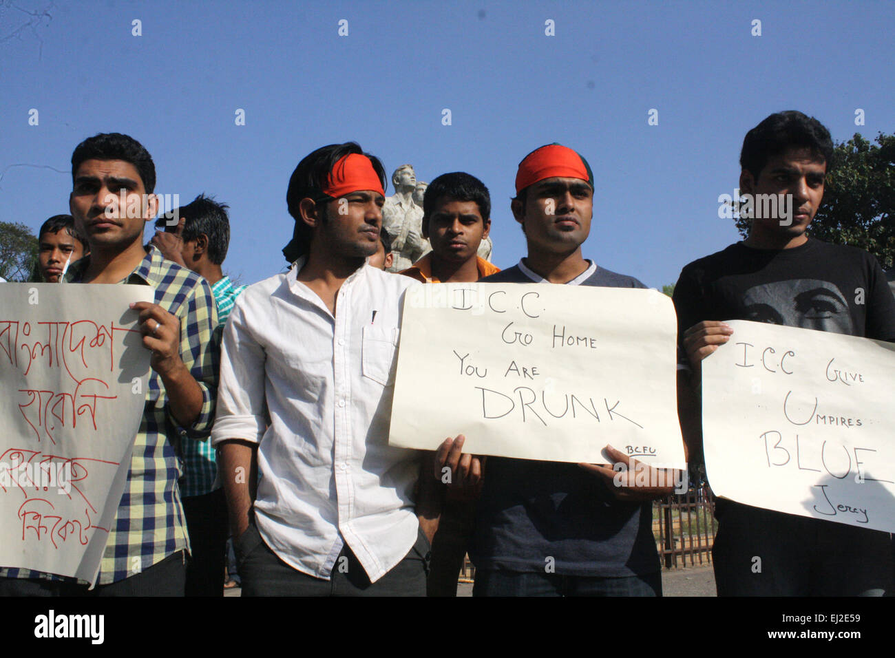 Dhaka, Bangladesch. 20. März 2015. Bangladesh Cricket Fans Einheit Aktivisten Proteste ein Schiedsrichter auf Universität von Dhaka Campusbereich umpiring Entscheidungen während der zweite Viertelfinal-Match der ICC World Cup 2015 zu protestieren. Dhaka, Bangladesch. Bildnachweis: Mamunur Rashid/Alamy Live-Nachrichten Stockfoto