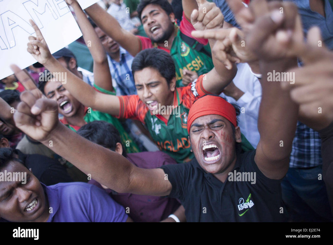Dhaka, Bangladesch. 20. März 2015. Bangladesh Cricket-Fans versammelten sich am Campus der Universität von Dhaka zum protest gegen die umstrittenen umpiring in Bangladesch Vs Indien Cricket-Match im ICC World Cup Cricket 2015. Dhaka, Bangladesch, 20. März 2015. Bildnachweis: Suvra Kanti Das/ZUMA Wire/ZUMAPRESS.com/Alamy Live-Nachrichten Stockfoto