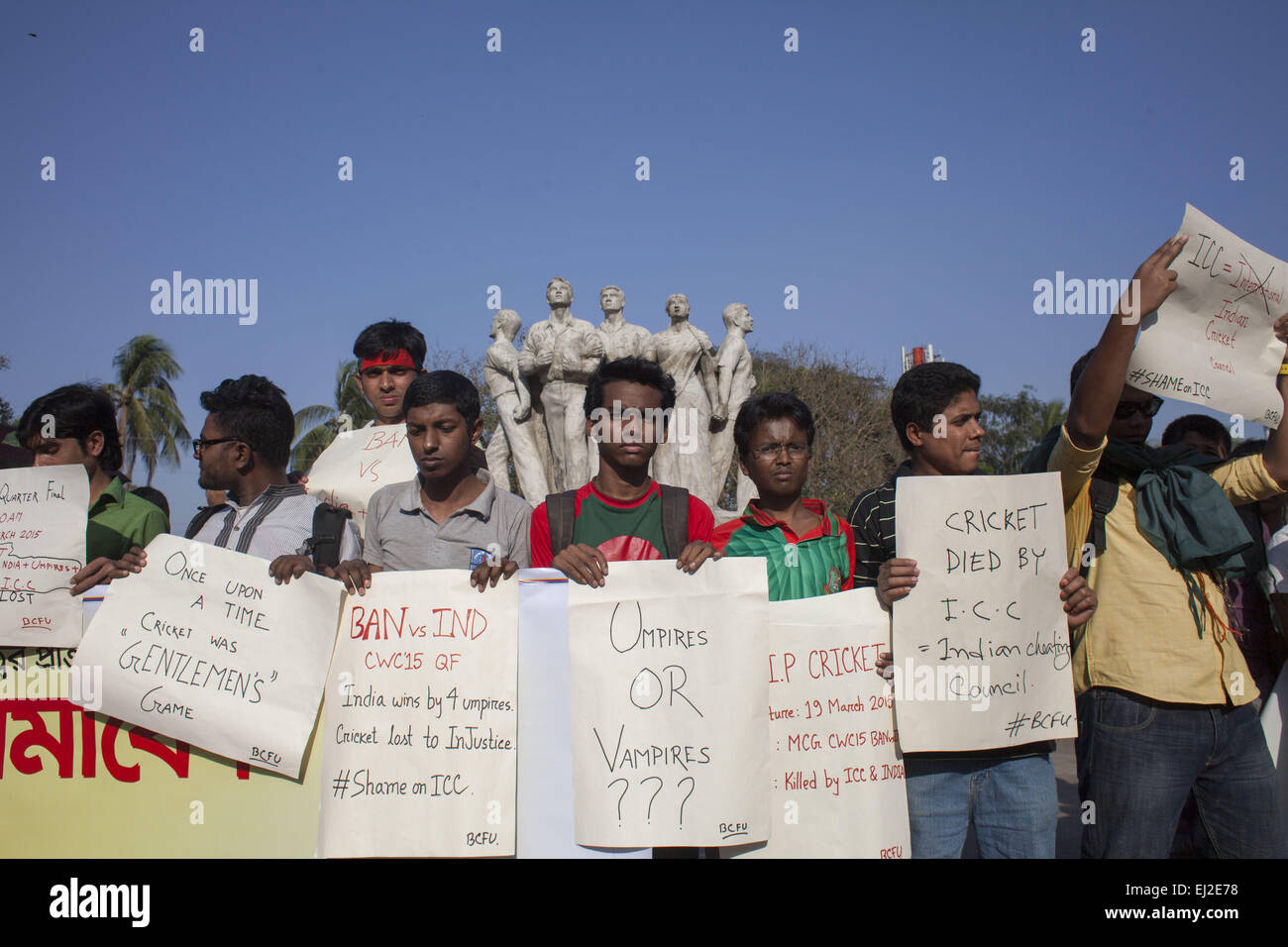 Dhaka, Bangladesch. 20. März 2015. Bangladesh Cricket-Fans versammelten sich am Campus der Universität von Dhaka zum protest gegen die umstrittenen umpiring in Bangladesch Vs Indien Cricket-Match im ICC World Cup Cricket 2015. Dhaka, Bangladesch, 20. März 2015. Bildnachweis: Suvra Kanti Das/ZUMA Wire/ZUMAPRESS.com/Alamy Live-Nachrichten Stockfoto