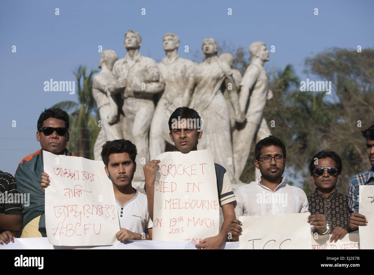 Dhaka, Bangladesch. 20. März 2015. Bangladesh Cricket-Fans versammelten sich am Campus der Universität von Dhaka zum protest gegen die umstrittenen umpiring in Bangladesch Vs Indien Cricket-Match im ICC World Cup Cricket 2015. Dhaka, Bangladesch, 20. März 2015. Bildnachweis: Suvra Kanti Das/ZUMA Wire/ZUMAPRESS.com/Alamy Live-Nachrichten Stockfoto