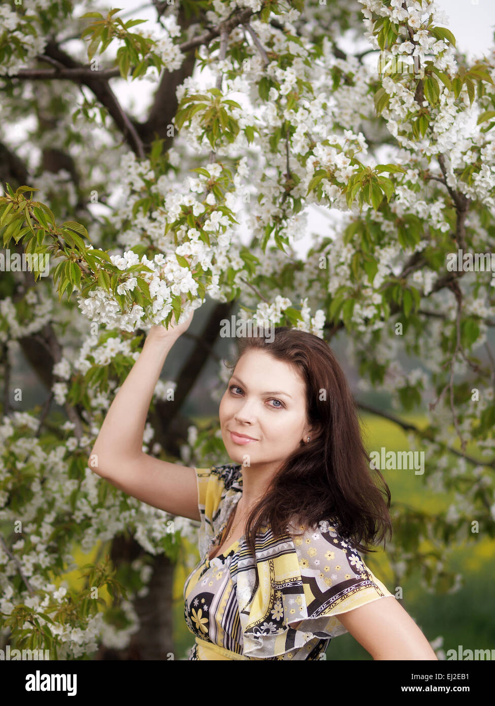 Outdoor-junge Frau im Frühling Stockfoto