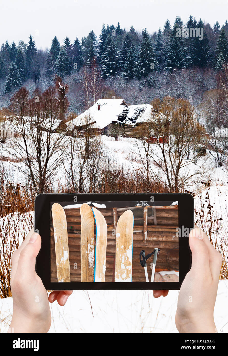 Reisen Sie Konzept - Tourist findet, das Bild von zwei Paaren von Weite im Dorf im Ski Wintertag auf Smartphone, Russland Stockfoto