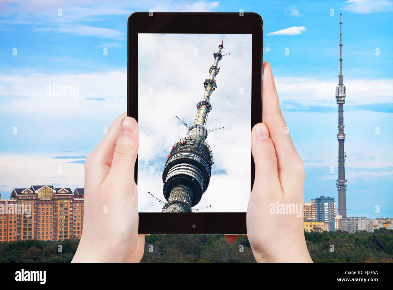 Konzept - Reisen Tourist nimmt Bild der Fernsehturm Ostankino in Moskau auf Smartphone, Stockfoto