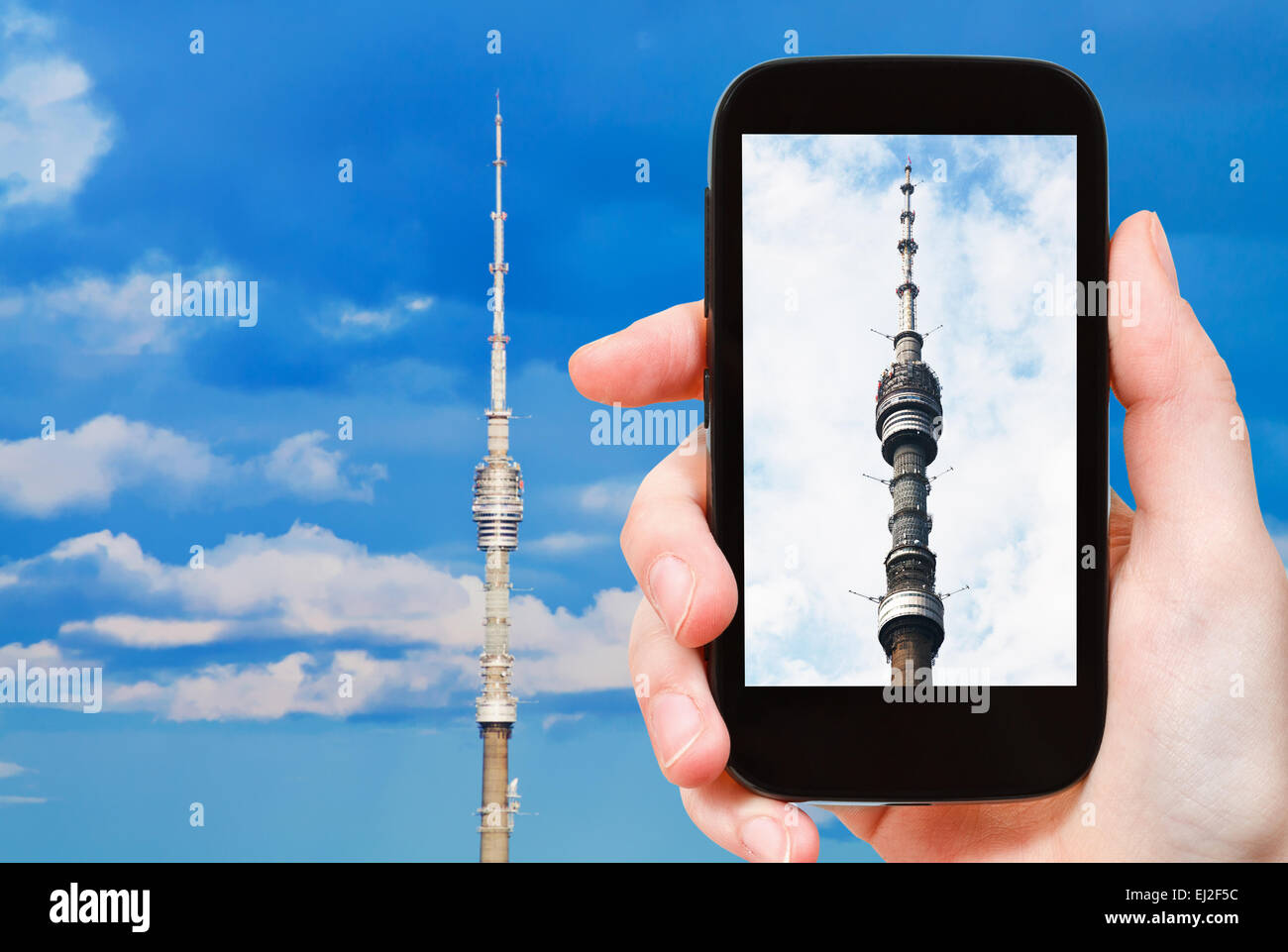 Konzept - Reisen Tourist nimmt Bild Ostankinskaya Fernsehturm in Moskau auf Smartphone, Stockfoto