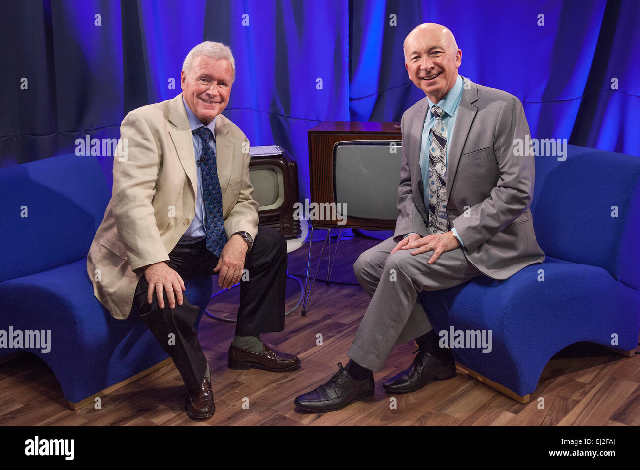 Walsall, West Midlands, UK. 20. März 2015. David Hamilton (L) mit Komödie Schriftsteller Colin Edmonds auf eine Aufnahme von "The David Hamilton Show" für große Center TV. Die Show moderiert von Moderator und Kommentator "Diddy" David Hamilton verfügt über berühmte Persönlichkeiten aus quer durch das Spektrum von Musik und Fernsehen. Bildnachweis: John Henshall / Alamy Live News PER0512 Stockfoto