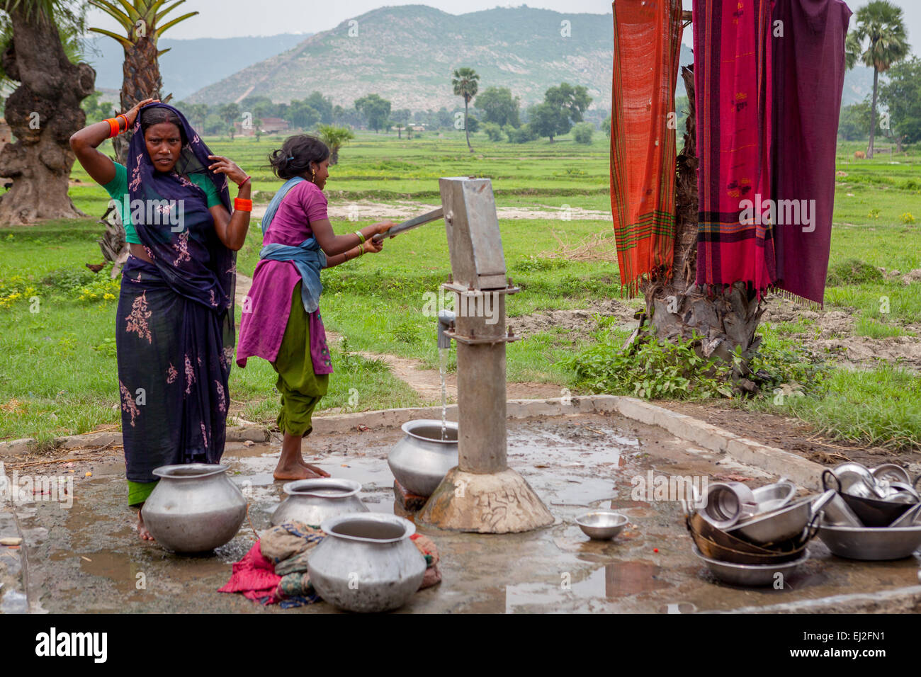 Die lokale Gemeinschaft zu einem öffentlichen Gut Pumpe in Bihar, Indien. Stockfoto
