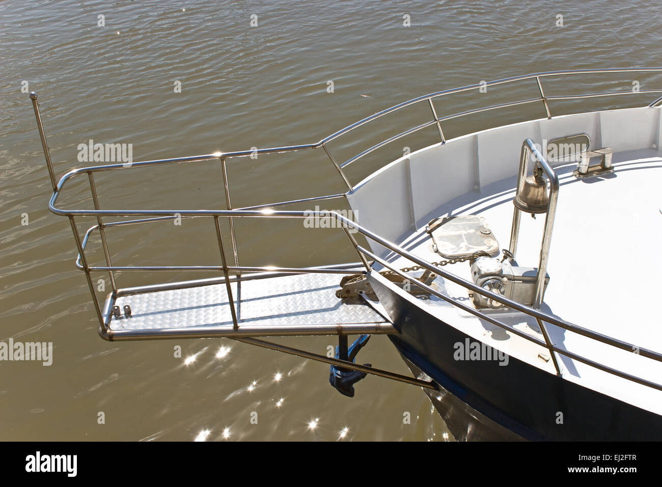 Bug und Deck des Schiffes neben grünes Wasser Stockfoto