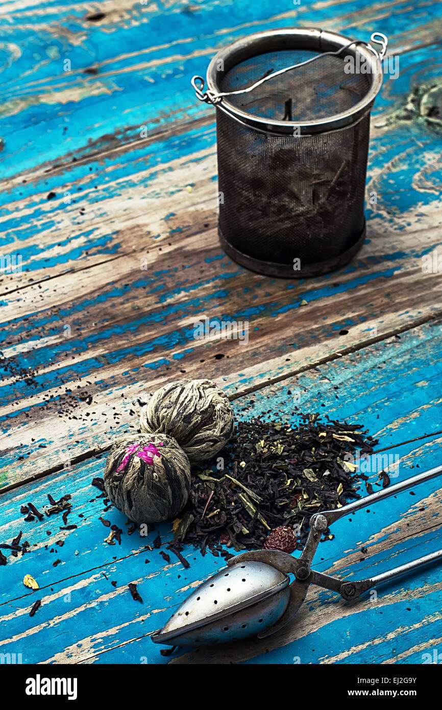 trockenen Teesorte lässt in jade Stapeln auf hölzernen Hintergrund Stockfoto
