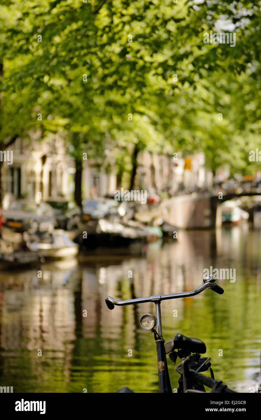 Fahrrad in der Nähe von Kanal in Amsterdam, Holland. Stockfoto