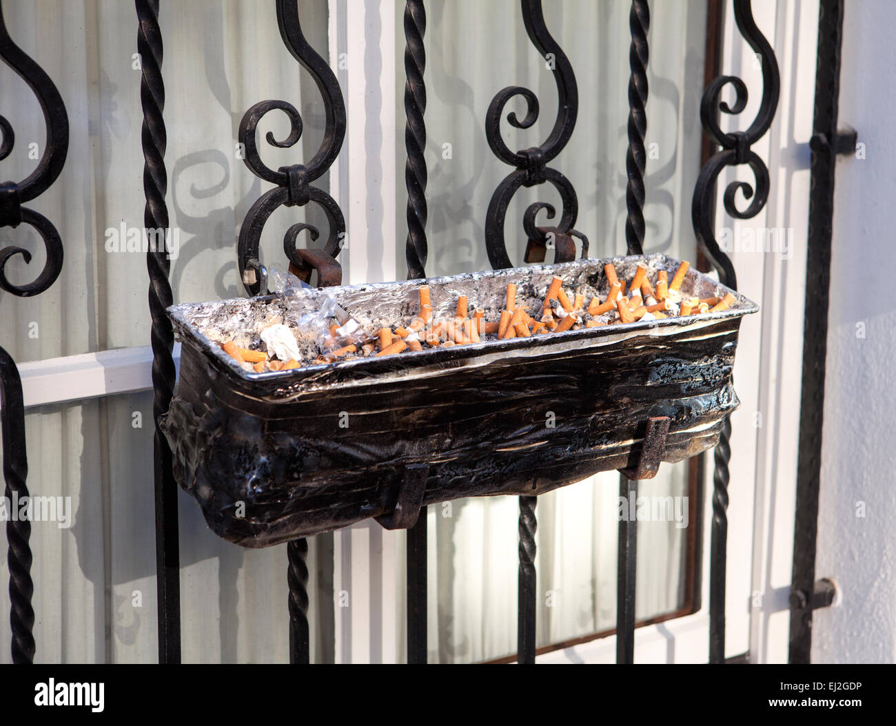 Blumenkasten als Aschenbecher drauen in einer Bar, Rauchverbote, North  Rhine-Westphalia, Germany, Europa Stockfotografie - Alamy