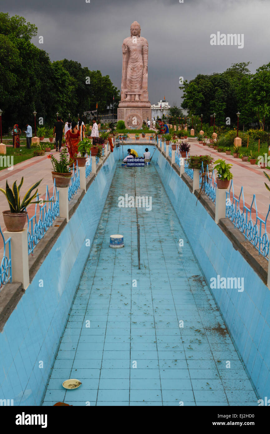 Die 80 Fuß hoch stehende Statue von Lord Buddha aus Sandstein mit Unterstützung von Thailand Menschen gemacht. Sarnath, Indien. Stockfoto