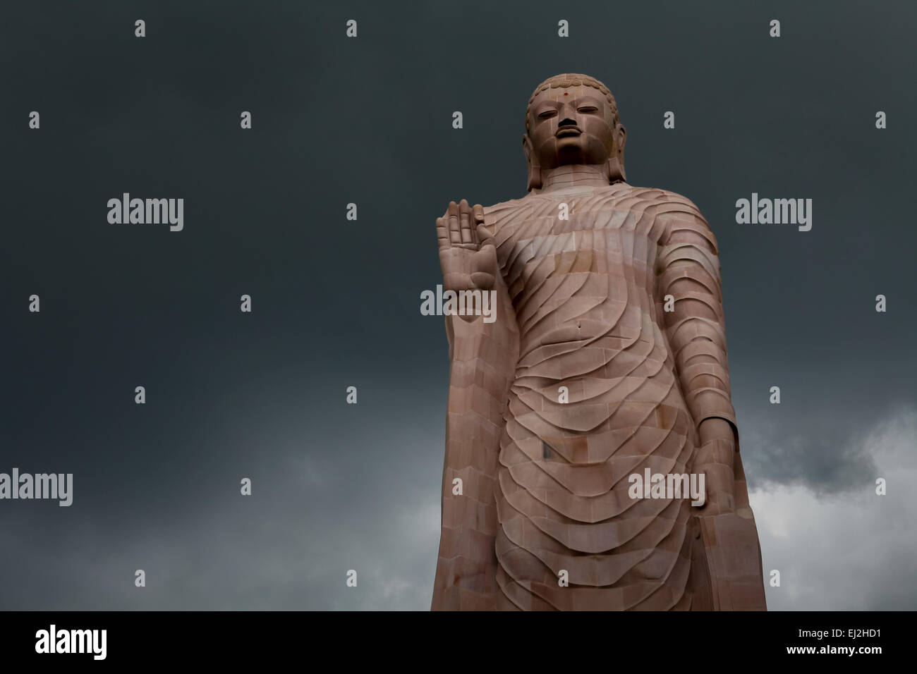 Die 80 Fuß hoch stehende Statue von Lord Buddha aus Sandstein mit Unterstützung von Thailand Menschen gemacht. Sarnath, Indien. Stockfoto