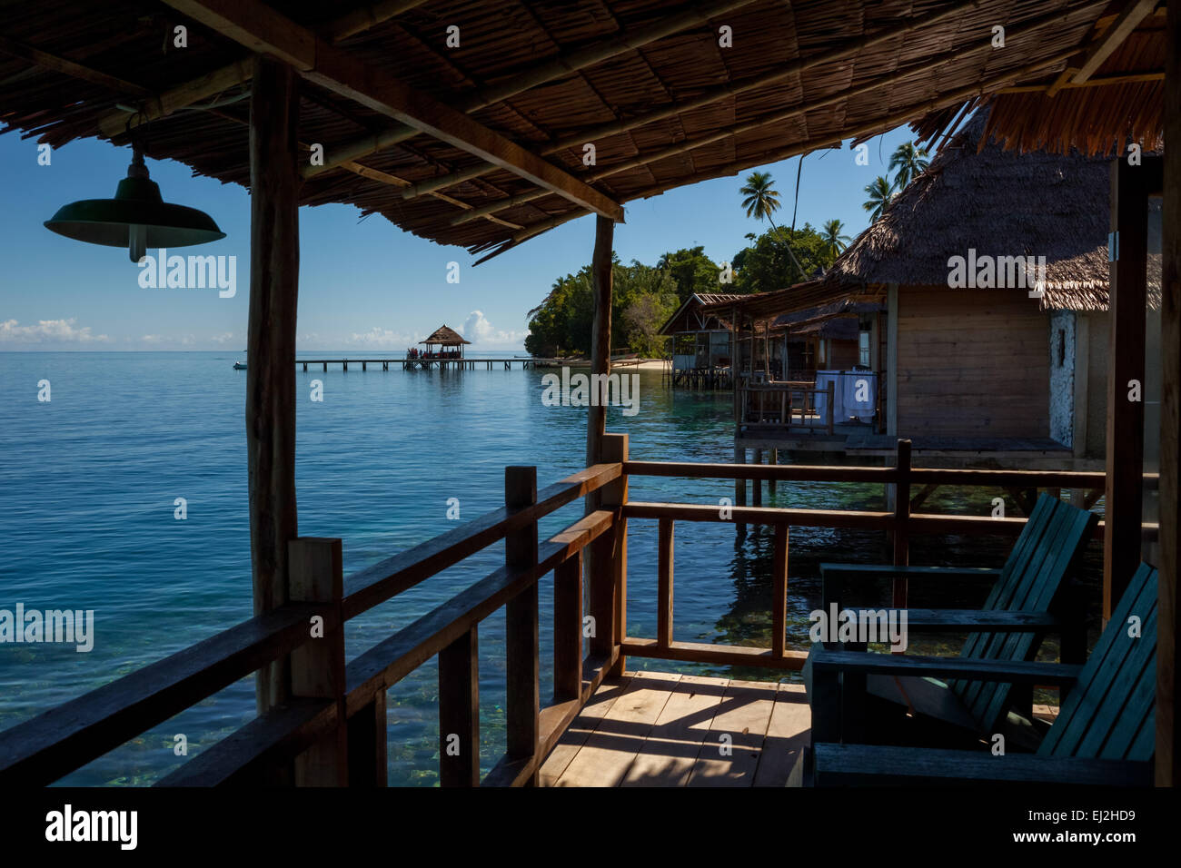 Holzhütten über dem Meerwasser im Ora Eco-Resort in Saleman Village, Nord-Seram, Zentral-Maluku, Maluku, Indonesien. Stockfoto