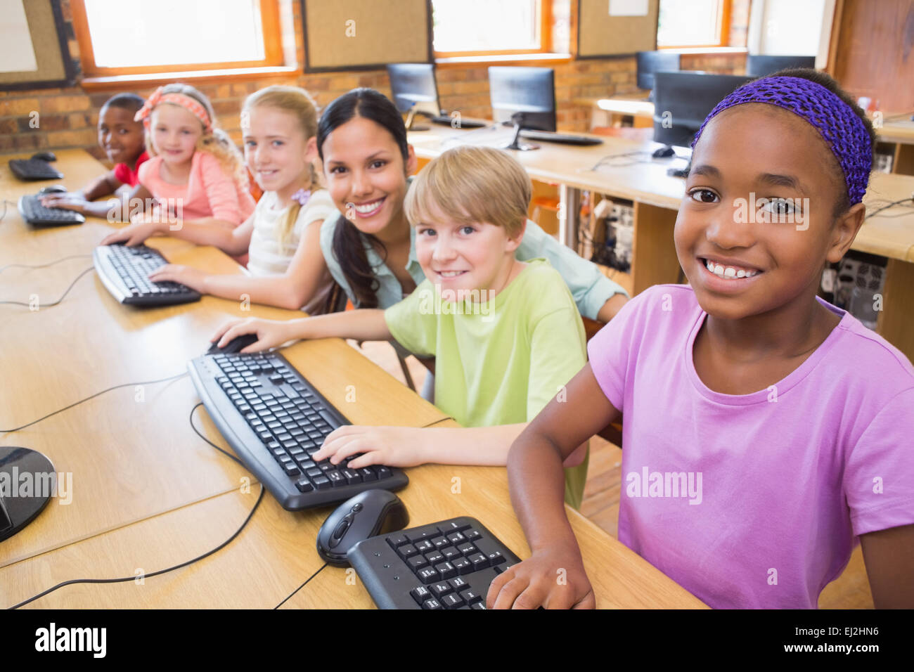 Nette Schüler im Informatikunterricht mit Lehrer Stockfoto