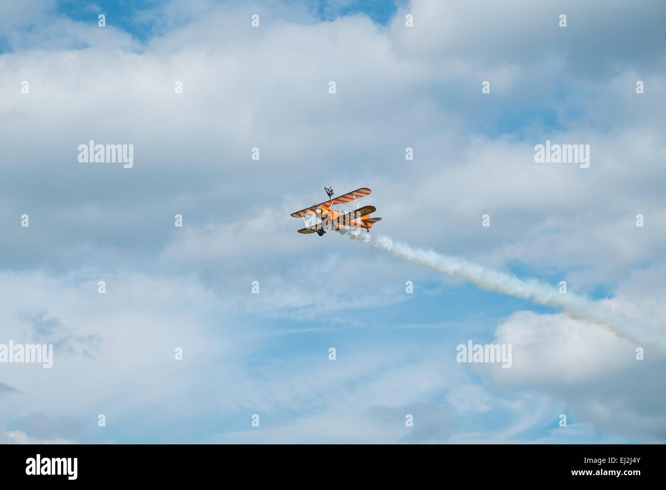 ASCOT, Großbritannien - 16. August 2014: Wing walking Display in der Red Bull Air Race in Ascot, 16. August 2014. Stockfoto