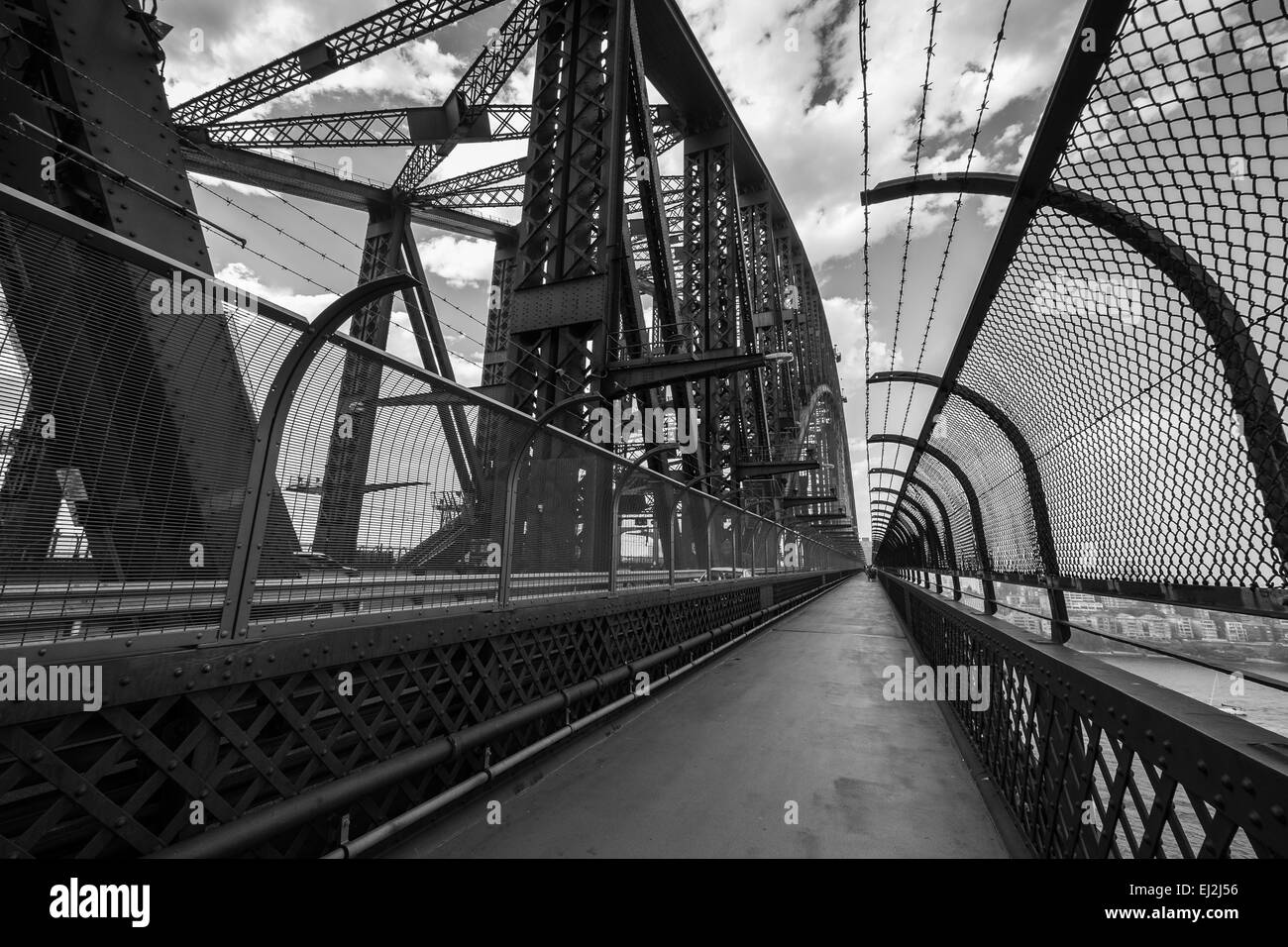 SYDNEY, Australien - 23. November 2014: schwarz-weiß Sicht aus dem Gehweg auf der berühmten Sydney Harbour Bridge im Jahr 2014. Stockfoto