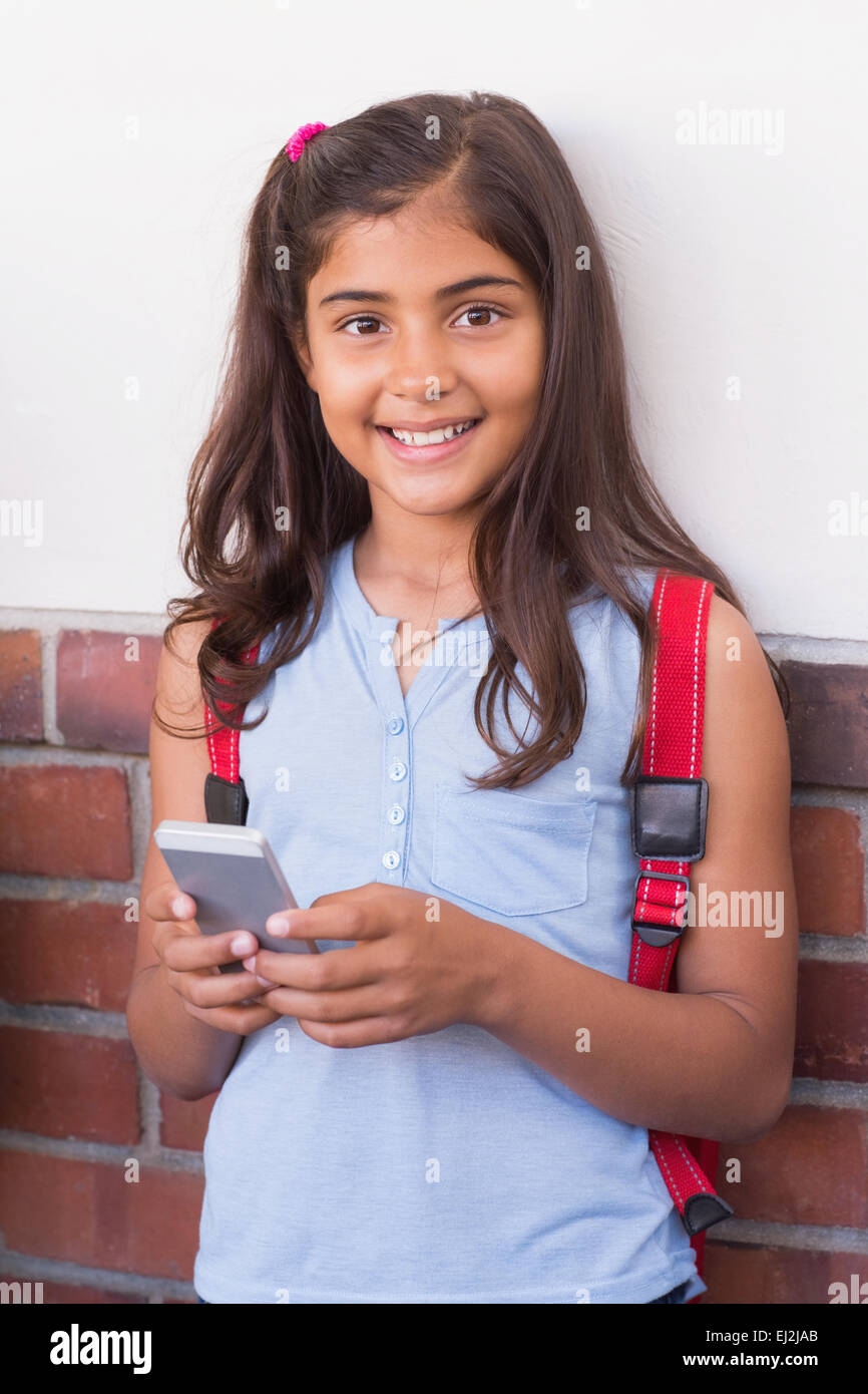 Süße Schülerin mit Handy Stockfoto