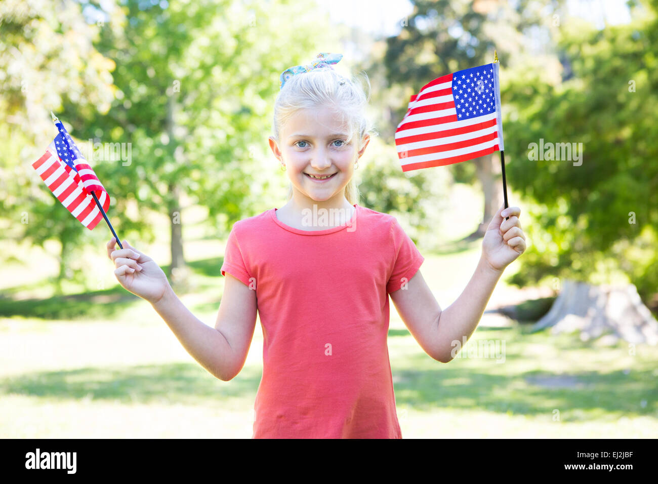 Kleine Mädchen wehenden amerikanischen Flagge Stockfoto