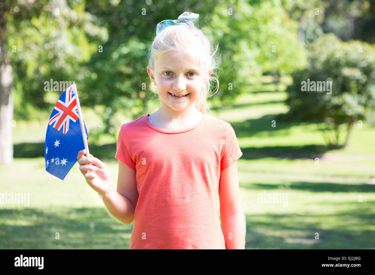 Kleine Mädchen winken australische Flagge Stockfoto