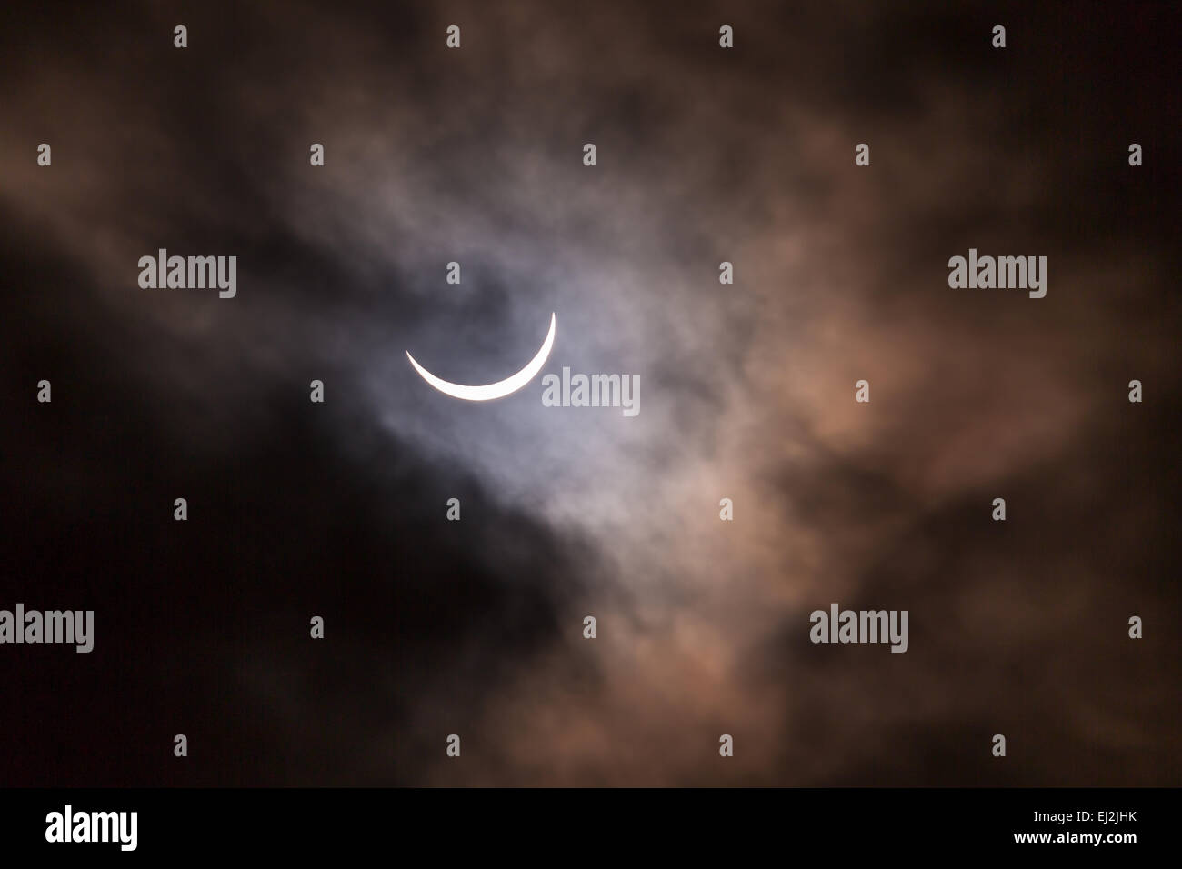 Partielle Sonnenfinsternis die Sonne durch den Mond. Gesehen von der Stadt Durham, England, Vereinigtes Königreich. 20. März 2015. Stockfoto