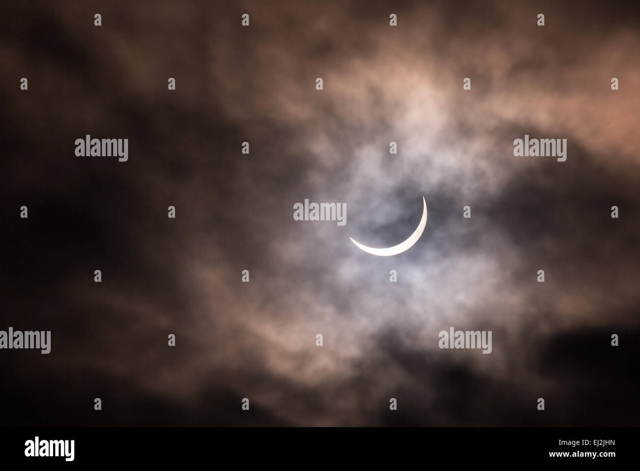 Partielle Sonnenfinsternis die Sonne durch den Mond. Gesehen von der Stadt Durham, England, Vereinigtes Königreich. 20. März 2015. Stockfoto
