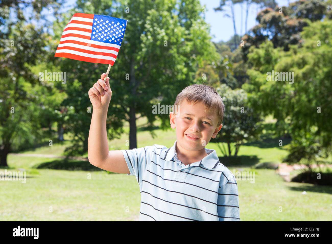 Kleine Junge wehenden amerikanischen Flagge Stockfoto