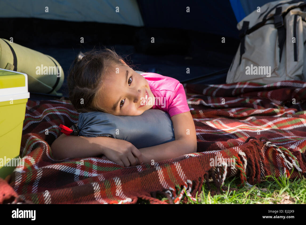 Glückliches kleines Mädchen auf einem camping-Ausflug Stockfoto