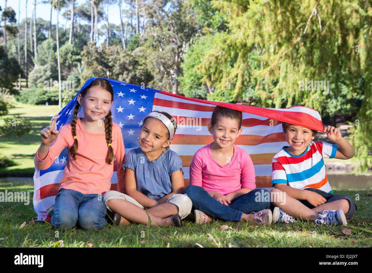 Glückliche kleine Freunde mit amerikanischen Flagge Stockfoto