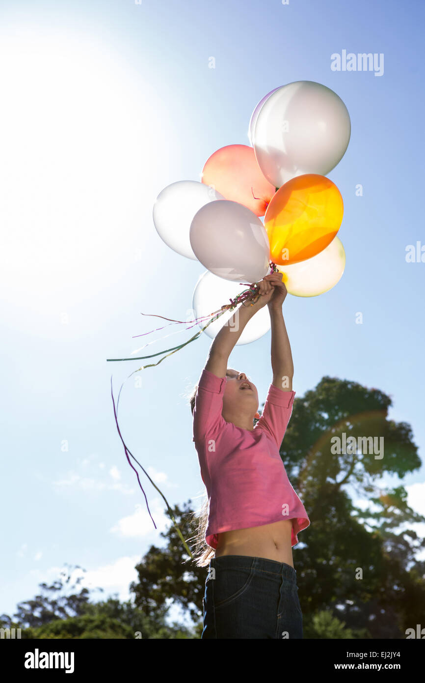 Glückliche kleine Mädchen Holding Ballons Stockfoto