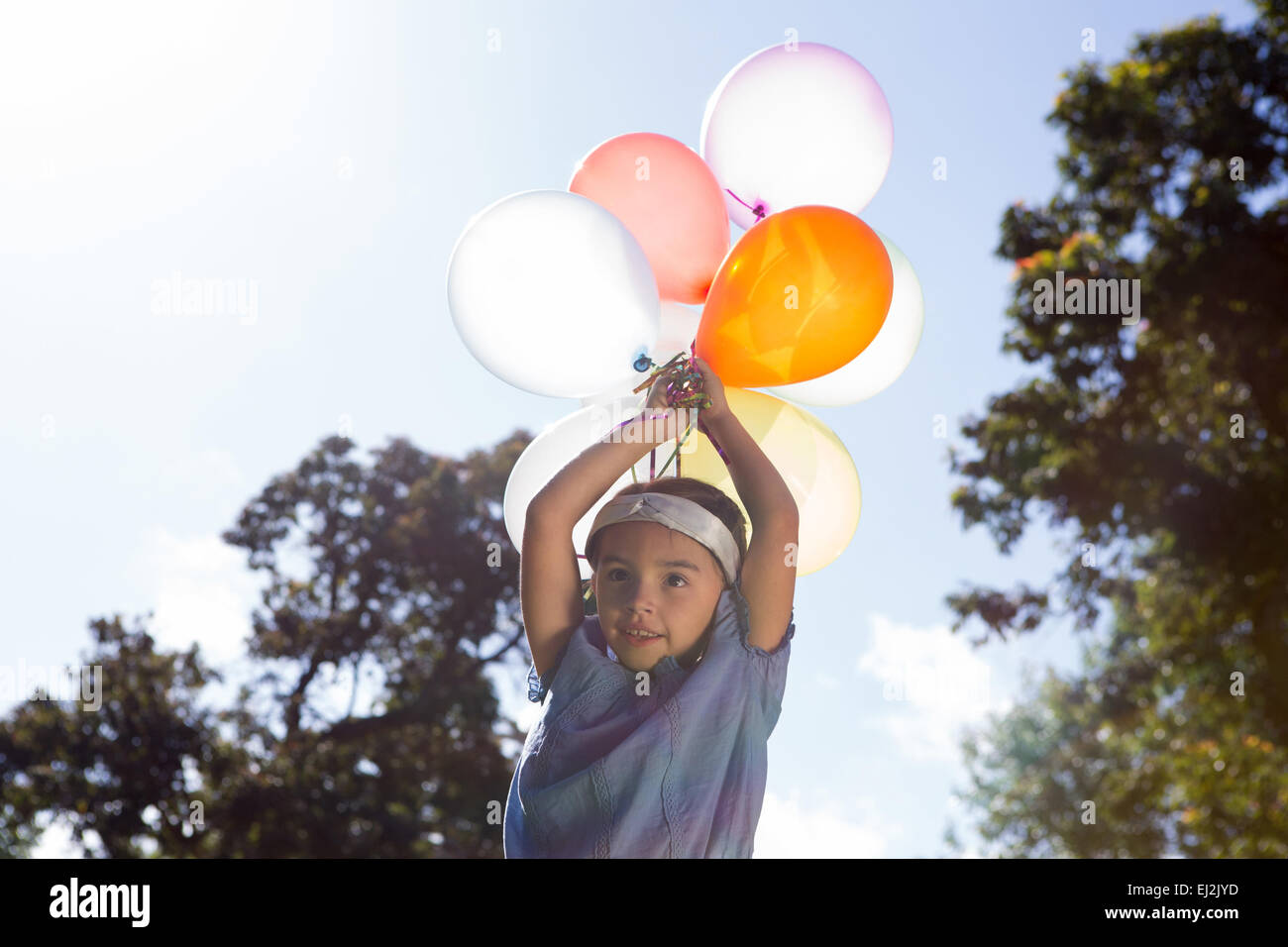 Glückliche kleine Mädchen Holding Ballons Stockfoto