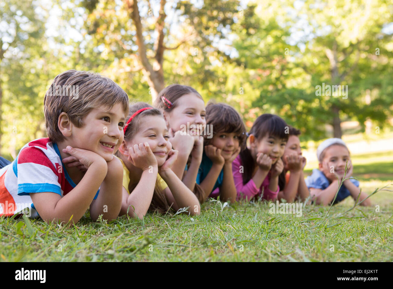 Kleine Kinder Lächeln in einer Reihe Stockfoto