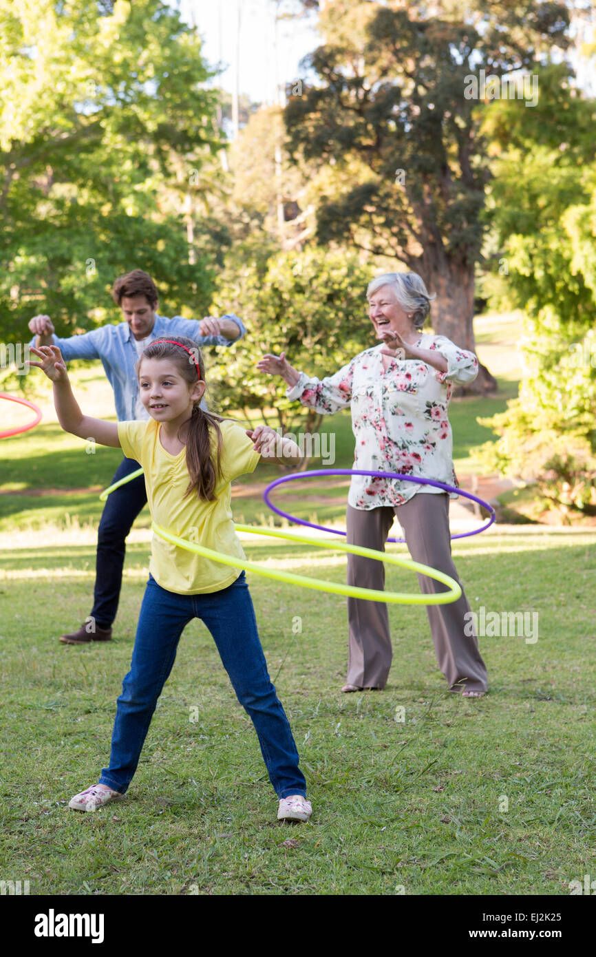 Großfamilie mit Hula Hoops spielen Stockfoto