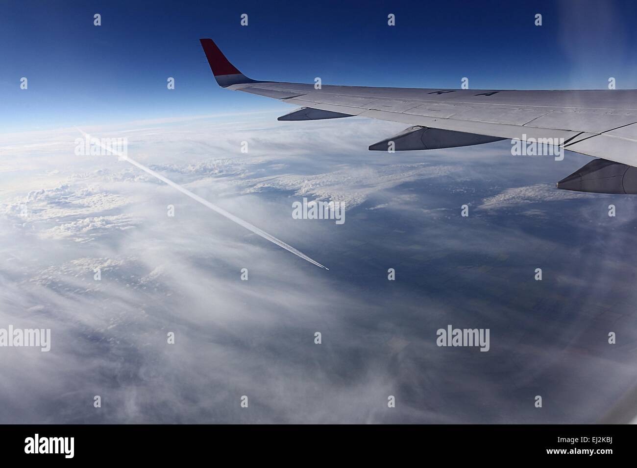 Blick aus dem Flugzeug Flügel Himmel Stockfoto